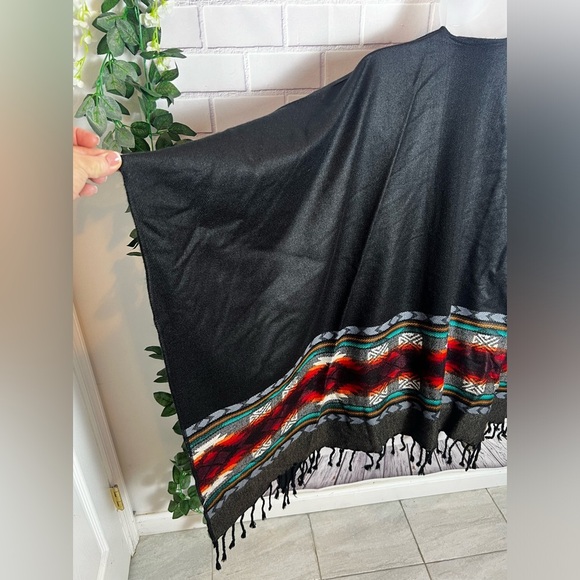 Reversible Acrylic women Poncho made in ECUADOR/black one size - Picture 9 of 10